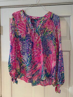 Lilly Pulitzer blouse in shimmering metallic accented silk size Medium